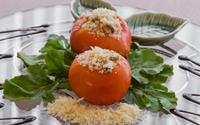 Tomates recheados com queijo colonial, molho branco especial, calabresa e milho verde
