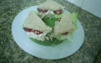 Sanduíche de pasta de ricota e salaminho