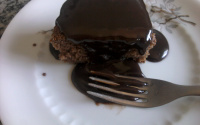 Bolo de chocolate com cobertura cremosa