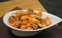 Macarrão com bacon, rúcula e tomate seco