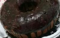 Bolo de baunilha com calda de negrinho
