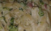 Penne com bacon e brócolis