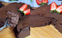 Torta de brigadeiro sem leite condensado: só precisa de 3 ingredientes para preparar uma sobremesa cremosa e que cabe na dieta
