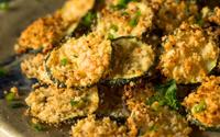 Quando quiser beliscar sem sair da dieta, corre para fazer essa receita de chips de abobrinha com queijo parmesão dos deuses!