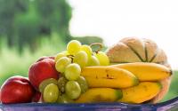 Nunca coloque esses alimentos juntos na fruteira ou você estará jogando dinheiro no lixo