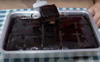 Nem ovo, nem leite: bolo de chocolate com massa de liquidificador como você nunca viu