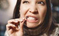 Afinal, palitar os dentes no restaurante ou na casa de alguém é grosseria?