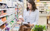 Você sabe o que fazer quando encontra alimento fora da validade à venda no mercado? E quando já comprou?