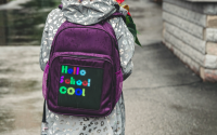 Adeus mochila tradicional? Nova versão tecnológica do acessório revoluciona o uso da bolsa com muita personalidade