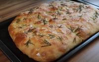 Nem precisa sovar: receita simples de focaccia fica tão bonita que dá até pena de cortar
