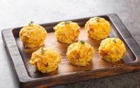 Nem airfryer, nem fritura: esse bolinho de batata sequinho leva poucos ingredientes e fica pronto em 20 minutos