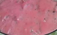 Bolo mousse de morango e chocolate