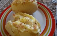 Batata recheada com requeijão e bacon