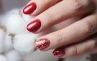 Adeus esmalte descascado: depois que aprendi esses truques lavo a louça sem luvas e as unhas duram mesmo assim