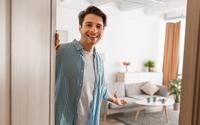Sou arquiteto e recomendo portas sem moldura: "Elas são melhores do que as portas tradicionais e proporcionam mais espaço"