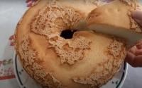 Nem farinha de trigo, nem fermento: bolo de apenas 3 ingredientes é fácil de fazer e fica uma delícia com o café da tarde