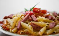 Macarrão com calabresa na panela de pressão