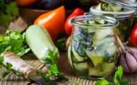 Receita de caponata de abobrinha fácil é o aperitivo perfeito para você sair da rotina