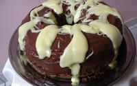 Bolo de chocolate com ameixas