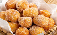 Bolinho de chuva fácil e sequinho: aprenda a receita sem leite, perfeita para esse frio!