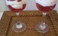 Gelatina de morango com chantily e calda de morango