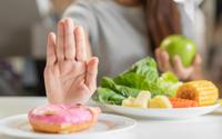 Sou especialista em longevidade e garanto: "Uma dieta sem gordura e açúcar é tão ruim quanto colheradas de azeite de oliva"