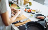 Dia dos Solteiros: dicas e receitas para cozinhar só para uma pessoa