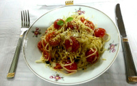 Espeguete com Tomates Cereja, Mussarela de Búfala e Manjericão