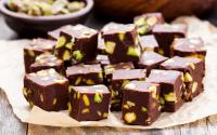 Sobremesa de chocolate com pistache de 5 ingredientes SEM FORNO é um presente de Natal pra você e sua família