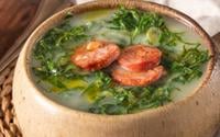 Caldo verde com mandioca ou batata? Não importa, eu te ensino os dois jeitos para você fazer e arrasar em qualquer Festa Junina
