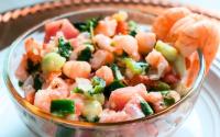 Salada de camarão refrescante e muito fácil de fazer para adicionar essa proteína ao cardápio com saúde e sabor!