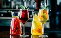 Quem disse que vinho só no inverno? Eu te provo que dá para fazer drinks refrescantes com vinho com essas receitas deliciosas!