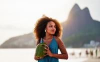 Eu bebo água de coco todos os dias depois que descobri esses 7 benefícios