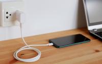 O preço na conta de luz ao deixar o carregador de telefone conectado sem o dispositivo é surpreendente