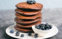Panqueca de chocolate proteica: a receita low carb, sem açúcar e cheia de energia para o café da manhã ou pré-treino