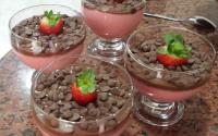 Bombom tentação: mousse de morango com ganache de chocolate