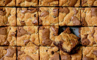 Brownie ou cookie para a sobremesa de hoje? Não precisa escolher, veja a receita que junta os dois doces em um só!