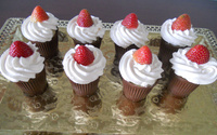 Copinhos de chocolate ao leite com creme de morangos e chantilly
