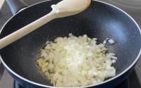 O truque infalível de uma renomada chef de cozinha francesa para nunca queimar sua cebola enquanto cozinha