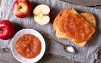 Molho de maçã caseiro fácil: você só precisa de 2 ingredientes, um pote e 30 minutos para fazer a receita perfeita para bolos, panquecas e biscoitos