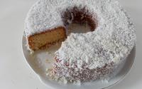 Bolo com cobertura de coco