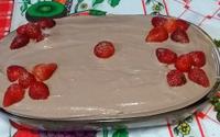 Bolo gelado de chocolate com morangos