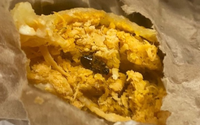 Barata viva no recheio do pastel: lanchonete é interditada após cliente encontrar inseto no lanche