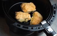 Não precisa ir à padaria, nem ao mercado: pãozinho de maisena na airfryer é a receita que o padeiro não quer que você descubra!