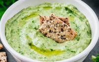 Pasta de ingredientes verdes de liquidificador é um molho (DOS DEUSES!) para um cardápio saudável