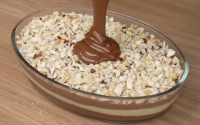 Todo almoço de Páscoa precisa ter esse ovo de páscoa na travessa com casquinha crocante e castanha, fica pronto rapidinho (receita fácil)
