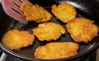 Panquecas de batata sem ralar batatas: modo de preparo é 100 vezes mais rápido e elas ficam macias e cremosas, perfeitas!
