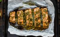 Filé de salmão na manteiga de ervas