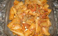 Rigatoni ao molho de tomate e manjericão