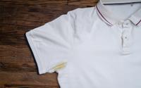 Nem alvejante, nem bicarbonato de sódio: como remover manchas de desodorante de camisas e camisetas